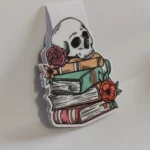 Marque-page tête de mort livre